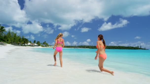 Caucásico chicas jóvenes jugando en una playa — Vídeo de stock
