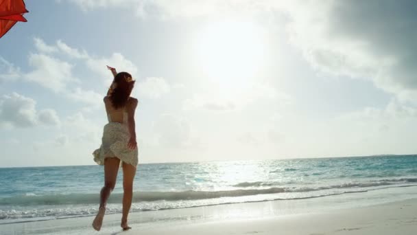 Asijská dívka hraje s červenými draka na pláži — Stock video