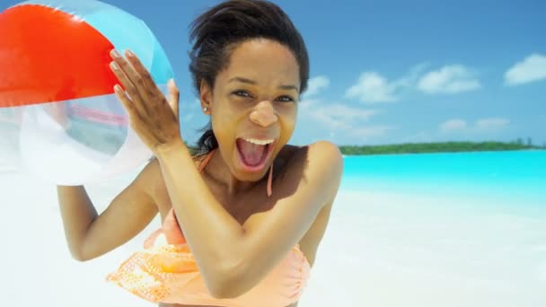 Afro-Américaine avec ballon de plage sur la plage — Video