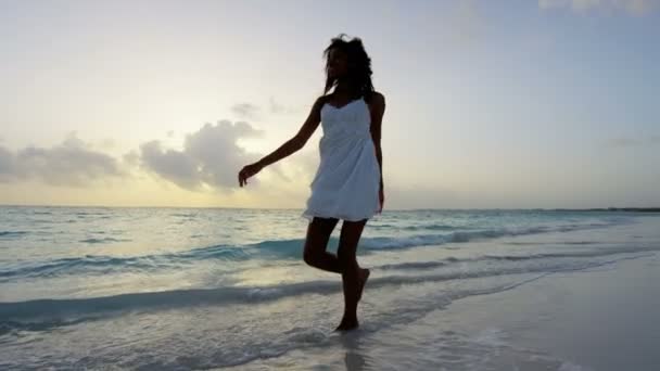 Chica afroamericana en la playa tropical — Vídeo de stock