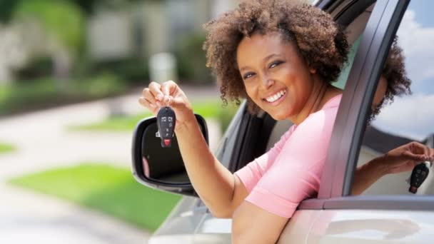 African American girl showing car key — Stock Video