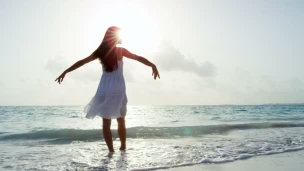 Chica china en vestido blanco bailando en la playa — Vídeo de stock