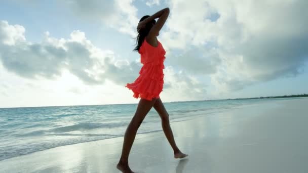 African American girl enjoying vacation on beach — Stock Video