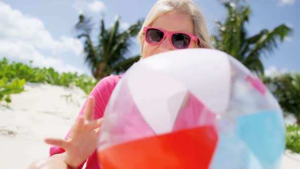 Senior woman enjoying vacation on beach — Stock Video