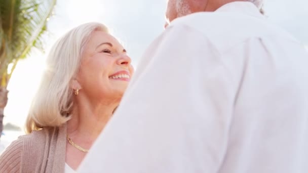 Caucásico senior pareja bailando al atardecer — Vídeo de stock