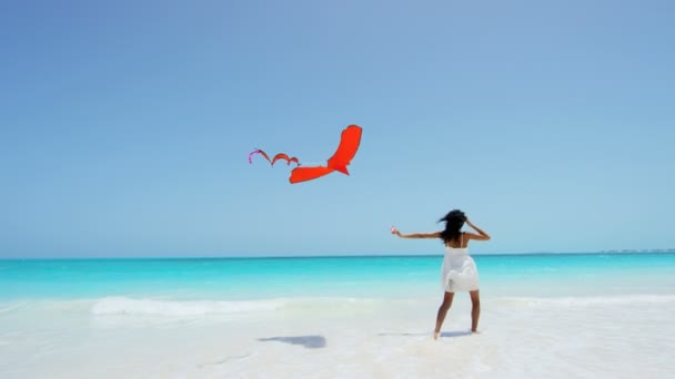 Chica afroamericana jugando con cometa en la playa — Vídeos de Stock