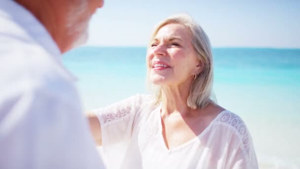 Seniorpaar tanzt am tropischen Strand — Stockvideo