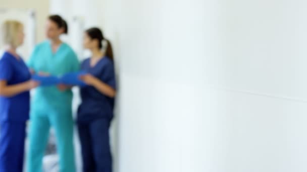 Kobieta lekarz w centrum medyczne korytarza — Wideo stockowe
