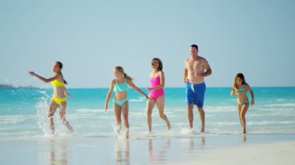 Familia caucásica disfrutando de vacaciones en la playa — Vídeos de Stock