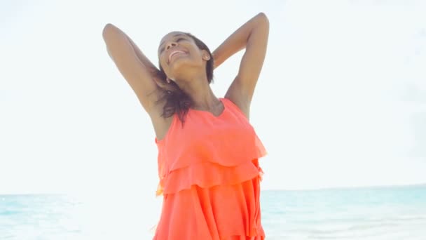 African American girl genieten van vakantie op strand — Stockvideo