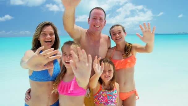 在海滩上享受度假的白种人家庭 — 图库视频影像
