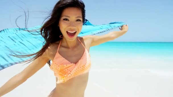 Chinees meisje blootsvoets lopen op het strand — Stockvideo