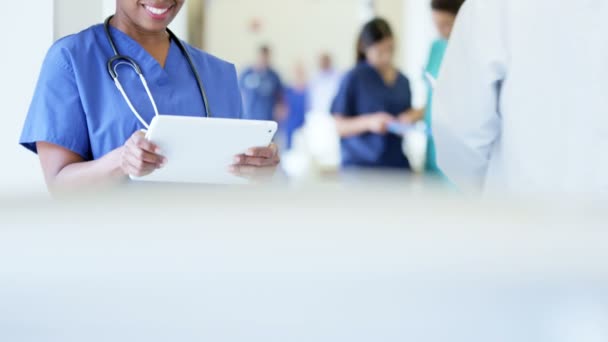 Enfermeira usando tablet no centro médico — Vídeo de Stock