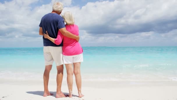 Senior paar genieten van vakantie op strand — Stockvideo