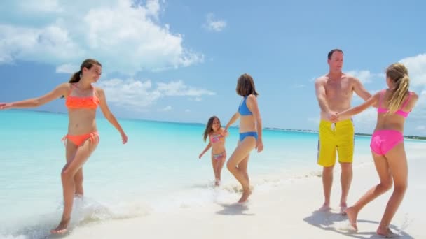 Kaukasiska familj njuter av semester på stranden — Stockvideo