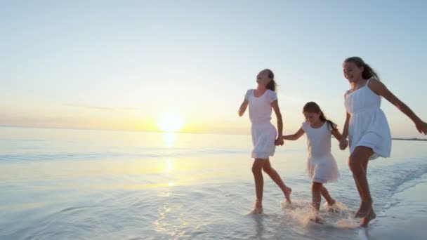 Kaukasische Familie genießt Strandurlaub bei Sonnenuntergang — Stockvideo