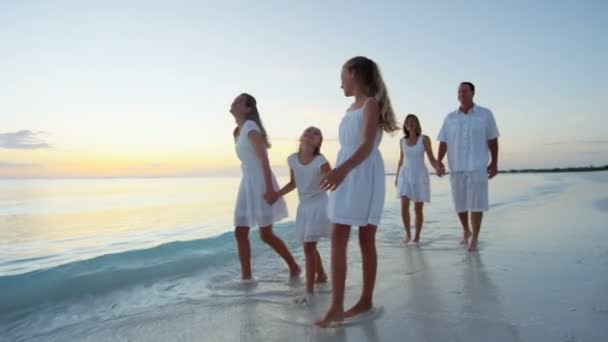 Kavkazská rodina si dovolenou na pláži při západu slunce — Stock video