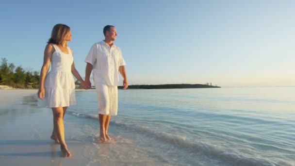 Kavkazské pár na tropické pláži při západu slunce — Stock video