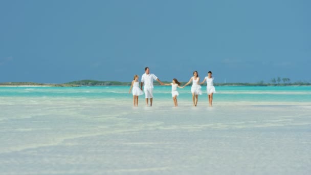 Familia caucásica caminando en la playa de arena — Vídeos de Stock