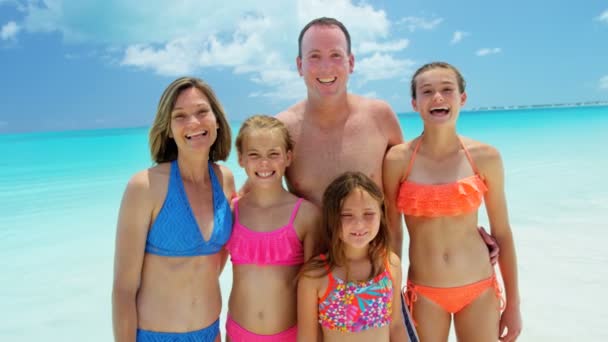 Кавказская семья наслаждается отдыхом на пляже — стоковое видео