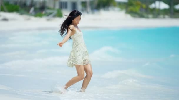 Ragazza cinese a piedi nudi camminando sulla spiaggia — Video Stock