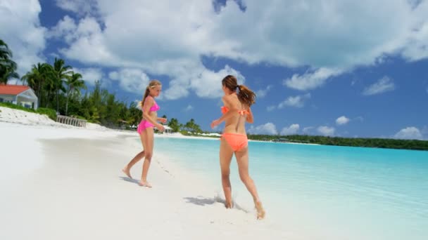 Caucasianas meninas brincando em uma praia — Vídeo de Stock