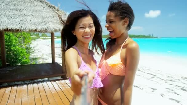 Multi ethnic girlfriends having fun on beach — Stock Video