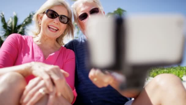 Selfie biorąc starszy para na plaży — Wideo stockowe