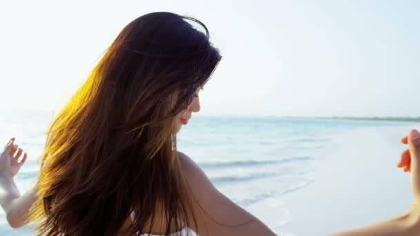 Asiática china chica al atardecer en playa — Vídeo de stock