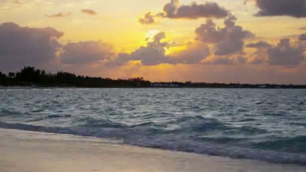 Playa tropical de arena al atardecer — Vídeo de stock