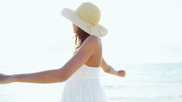 African American girl on tropical beach — Stock Video