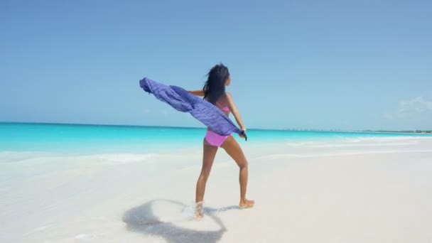 African American tjej att ha kul på stranden — Stockvideo