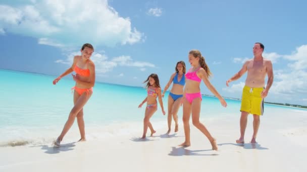 Famiglia caucasica che si gode una vacanza sulla spiaggia — Video Stock