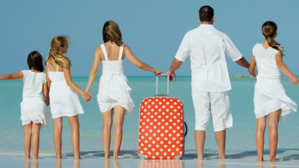 Famille caucasienne sur une plage tropicale avec valise — Video