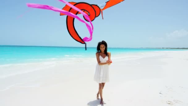 在海滩上玩风筝的非洲裔美国女孩 — 图库视频影像
