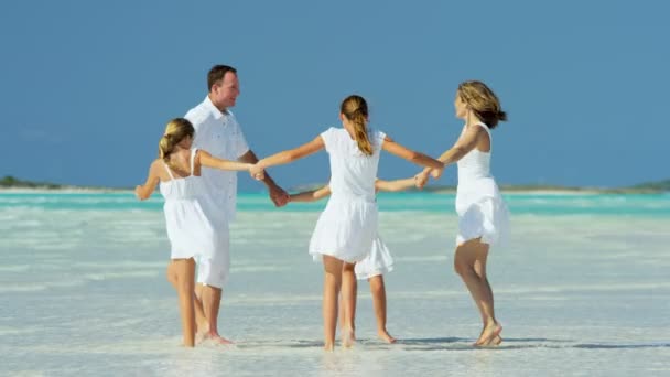 Familia caucásica disfrutando de vacaciones en la playa — Vídeos de Stock