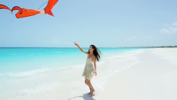 Chica asiática jugando con cometa roja en la playa — Vídeos de Stock