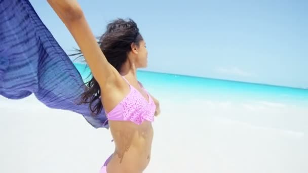 Menina afro-americana se divertindo na praia — Vídeo de Stock