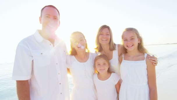 Beyaz aile günbatımında Beach tatil keyfi — Stok video