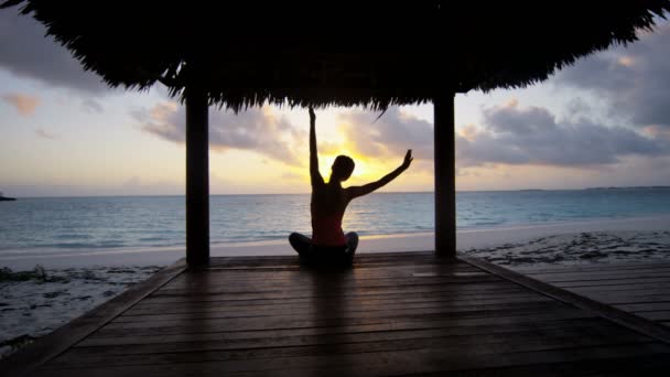 Young girl practicing yoga on the beach — Stock Video