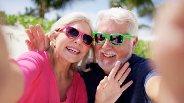 Senioren-Paar macht Selfie am Strand — Stockvideo