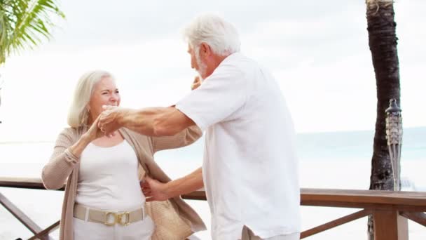 Caucásico senior pareja bailando al atardecer — Vídeo de stock