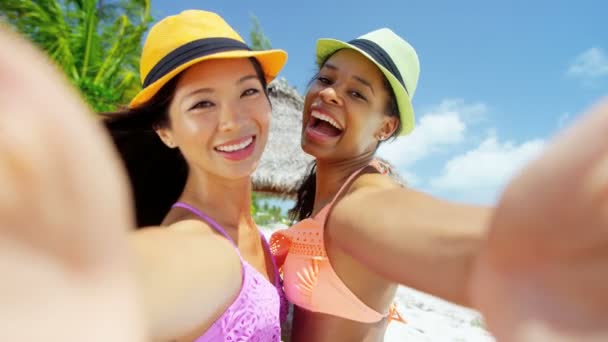 多种族的少女在海滩上玩 — 图库视频影像
