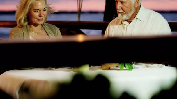 Старша пара має романтичну вечерю — стокове відео