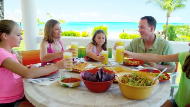 Καυκάσιος οικογένεια απολαμβάνοντας το φαγητό στην παραλία — Αρχείο Βίντεο