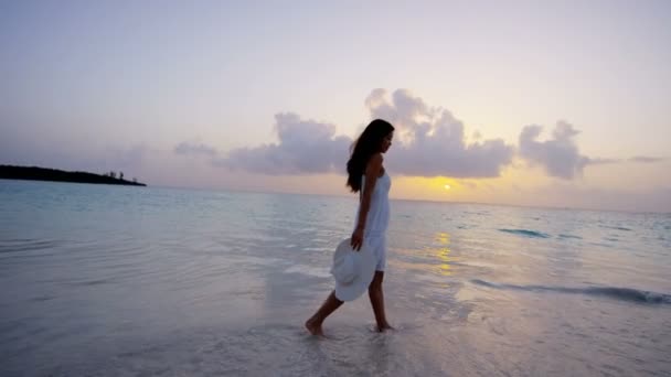Asiatisk kinesisk jente ved solnedgang på stranden – stockvideo