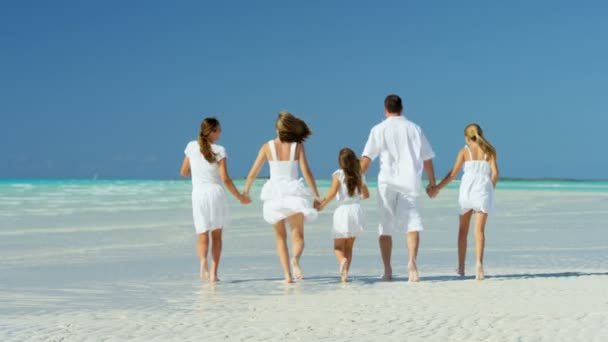 Kavkazská rodina chůze na pláž — Stock video