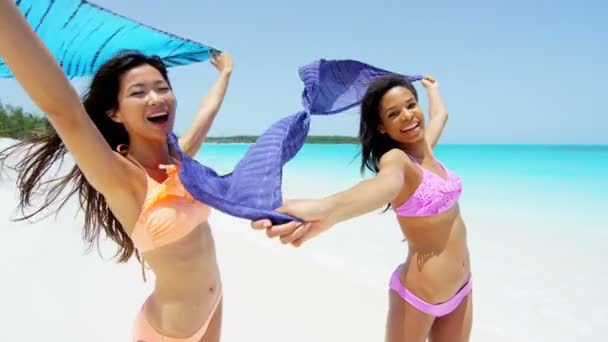 Filles multi ethniques s'amuser sur la plage — Video