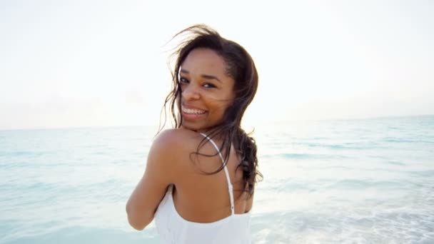 Афроамериканка на тропическом пляже — стоковое видео