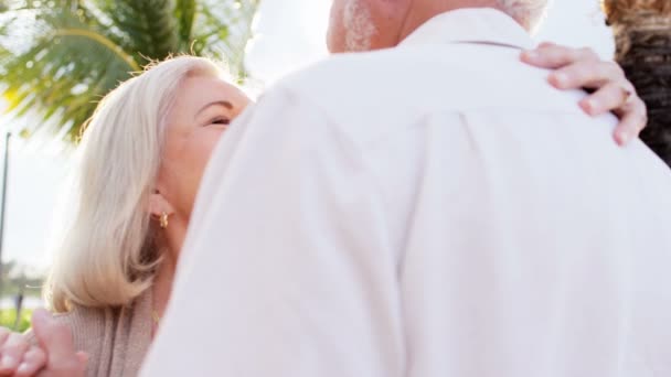 Caucasien couple âgé danse au coucher du soleil — Video